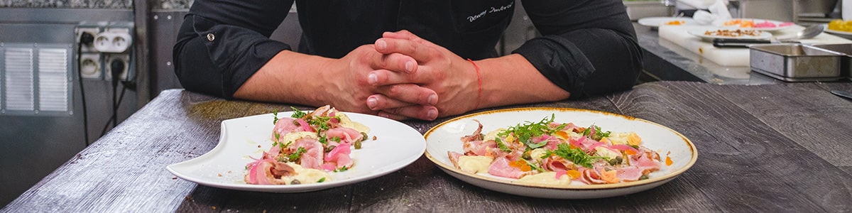 Pour vous proposer un véritable voyage en Italie lors de votre déjeuner au bureau, Room Saveurs s'est associé au chef et ancien candidat de l'émission Top Chef Denny Imbroisi. La gastronomie Italienne s'invite dès maintenant dans vos plateaux-repas et vos buffets. 