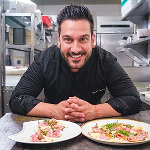 Pour vous proposer un véritable voyage en Italie lors de votre déjeuner au bureau, Room Saveurs s'est associé au chef et ancien candidat de l'émission Top Chef Denny Imbroisi. La gastronomie Italienne s'invite dès maintenant dans vos plateaux-repas et vos buffets. 