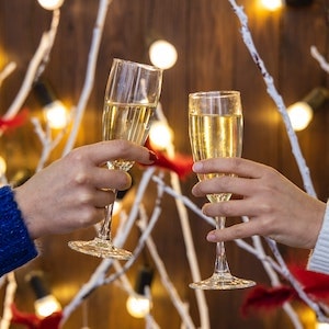 Découvrez comment organiser Noël en entreprise avec vos collègues avec l'aide de Room Saveurs