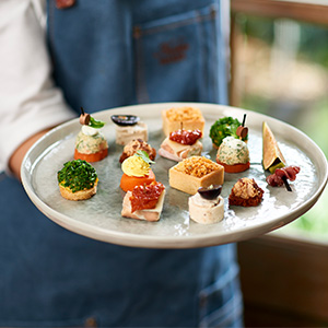 Que ce soit pour un petit déjeuner d'entreprise, un cocktail ou un repas d'affaires, simplifiez-vous la vie avec un service traiteur de qualité.