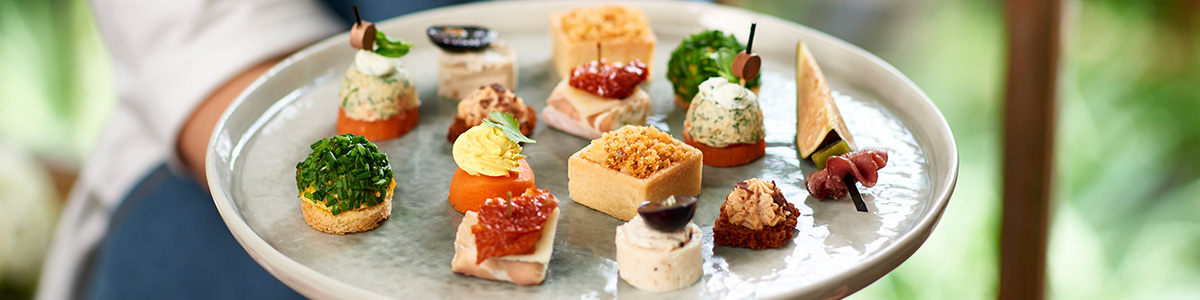 Que ce soit pour un petit déjeuner d'entreprise, un cocktail ou un repas d'affaires, simplifiez-vous la vie avec un service traiteur de qualité.